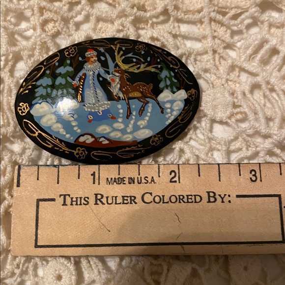 Russian Hand-Painted Oval Brooch with Winter Scene - Picture 6 of 7